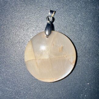 Pendentif poli en Pierre de lune orange – gestion émotionnelle & créativité