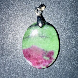 Pendentif poli en Rubis zoïsite – énergie vitale & créativité