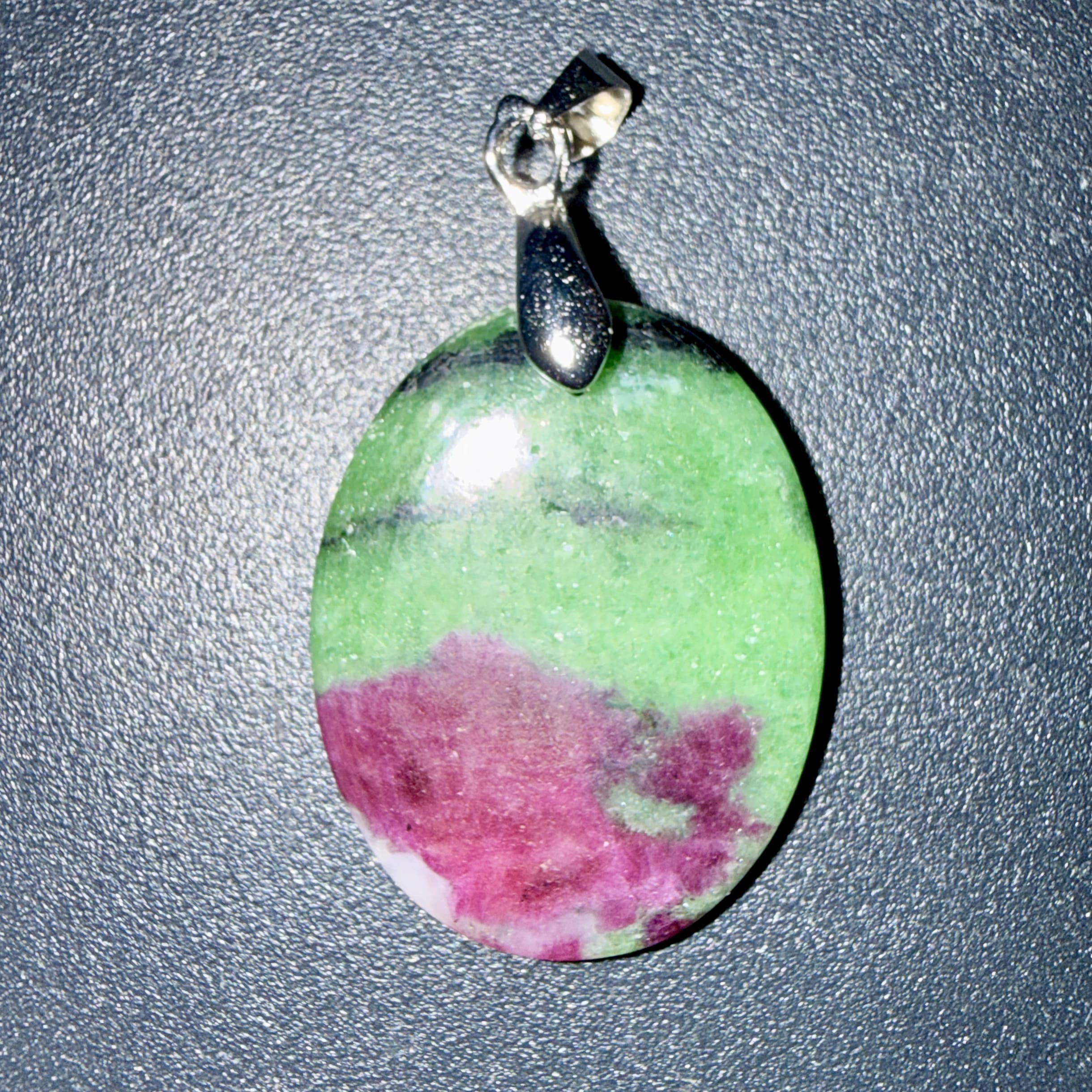 Pendentif poli en Rubis zoïsite – énergie vitale & créativité