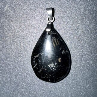 Pendentif poli en Tourmaline noire – protection & ancrage