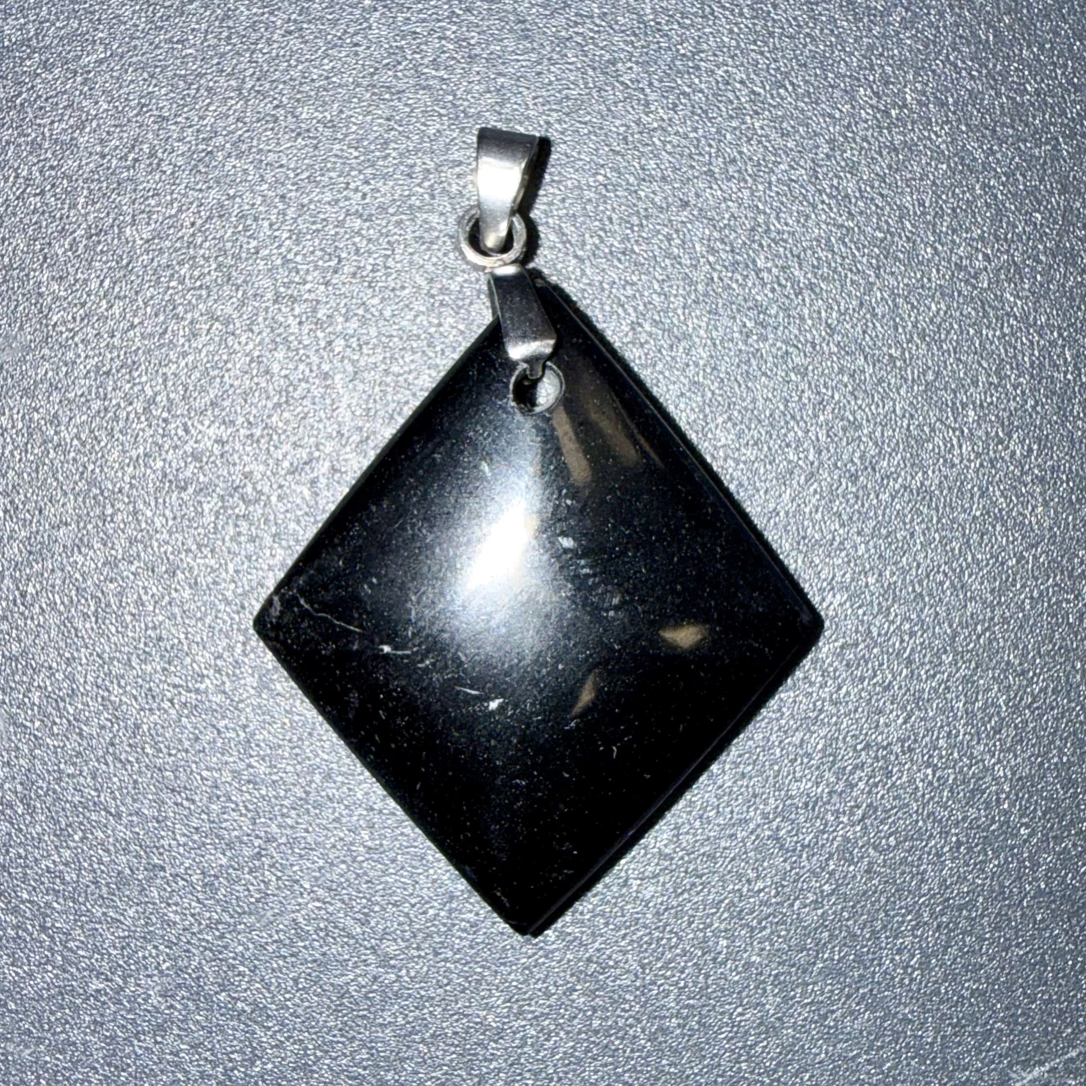 Pendentif poli en Tourmaline noire – protection & ancrage