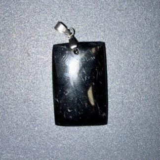 Pendentif poli en Tourmaline noire – protection & ancrage