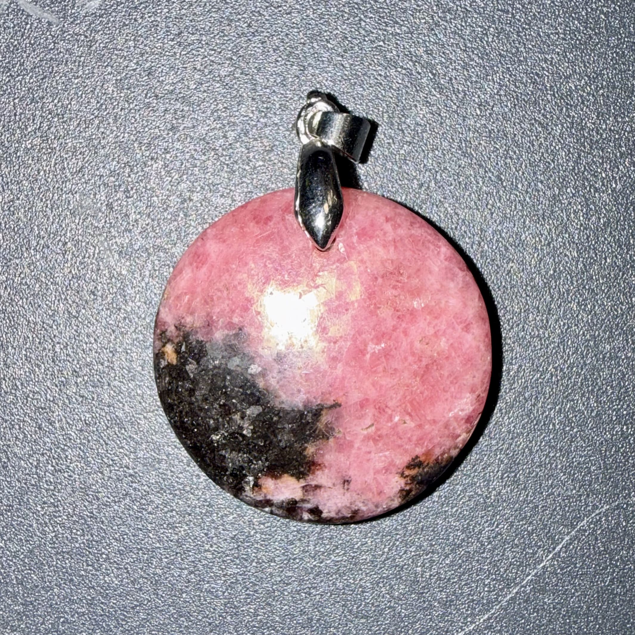 Pendentif poli en Rhodonite – guérison du coeur & confiance
