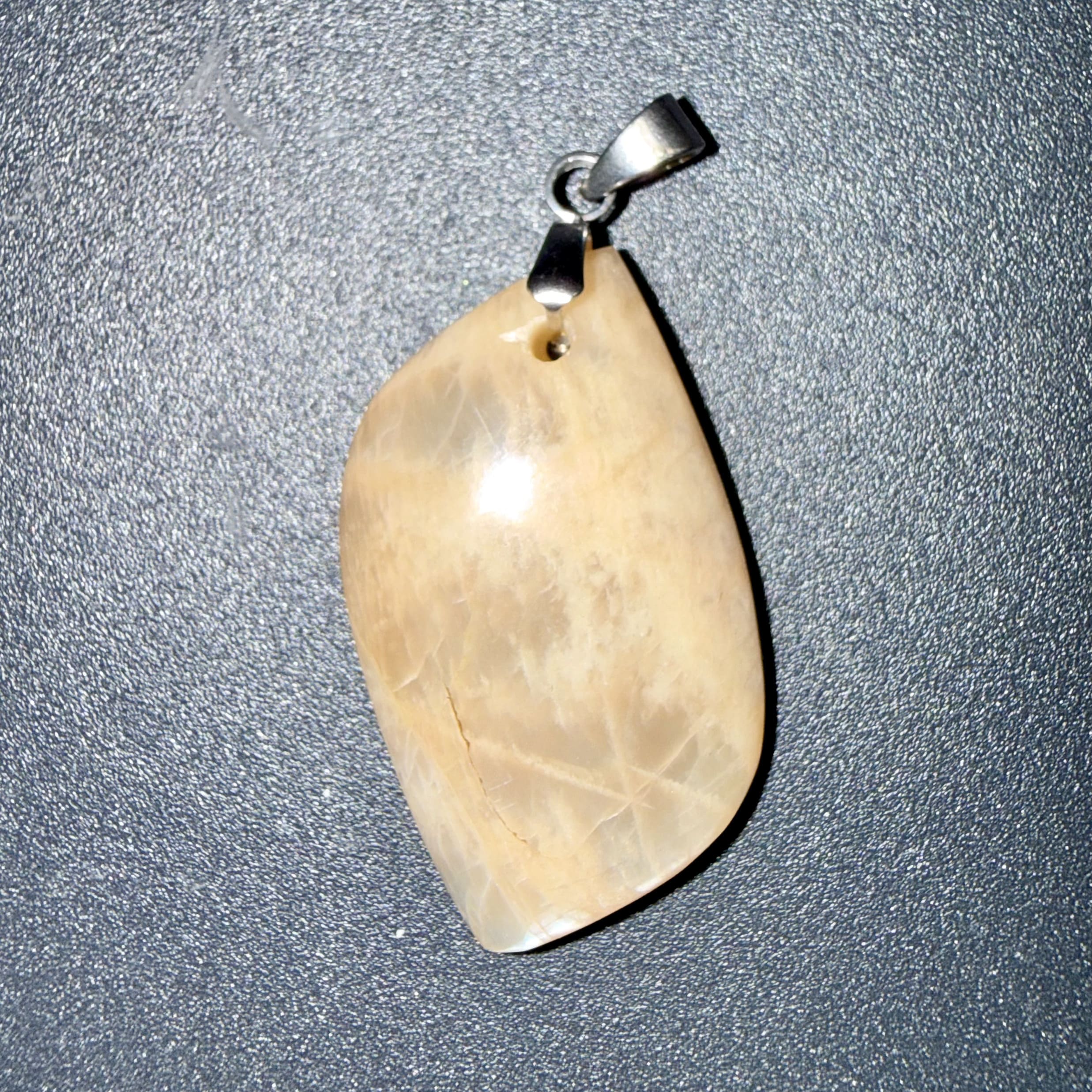 Pendentif poli en Pierre de lune orange – gestion émotionnelle & créativité