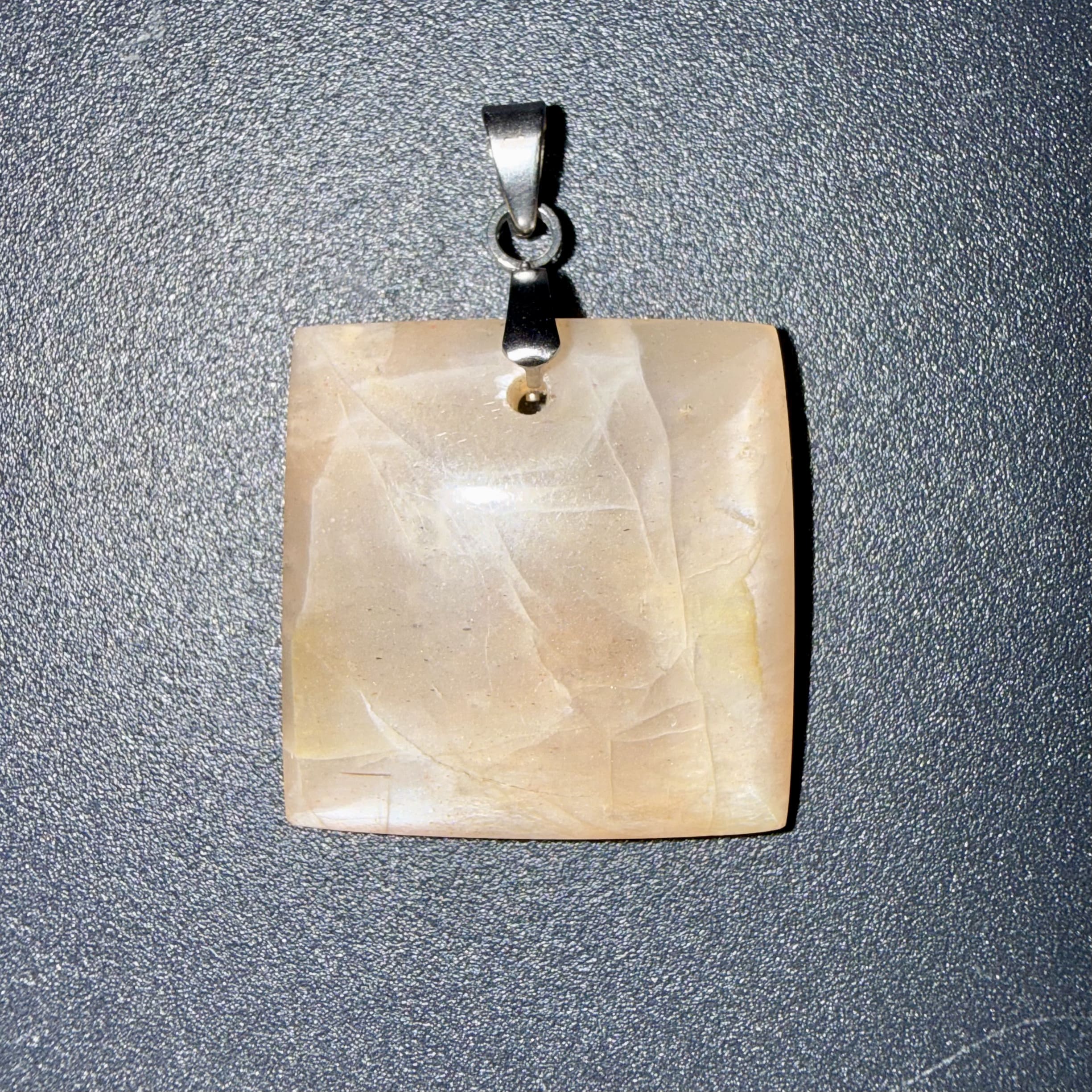 Pendentif poli en Pierre de lune orange – gestion émotionnelle & créativité