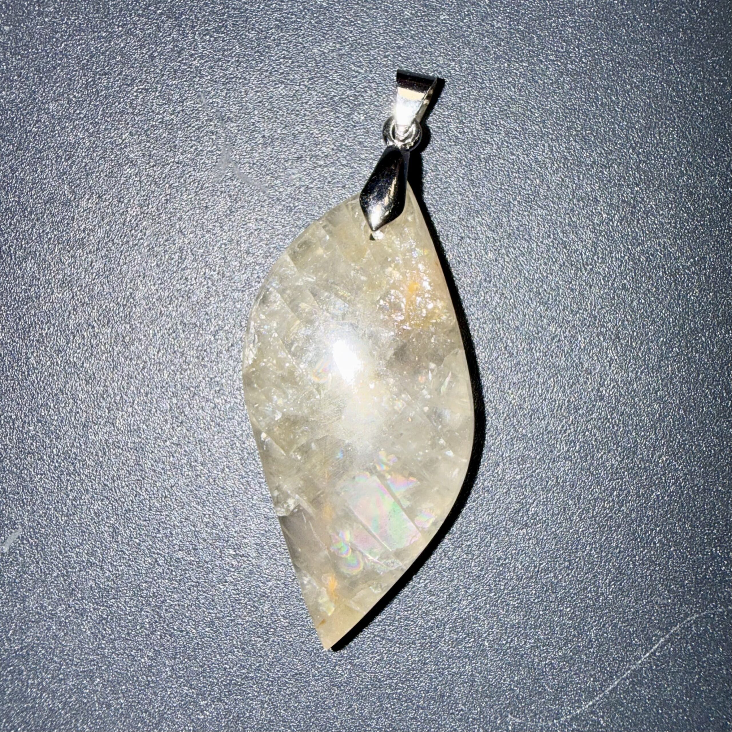 Pendentif poli en Pierre de lune beige – féminité & intuition