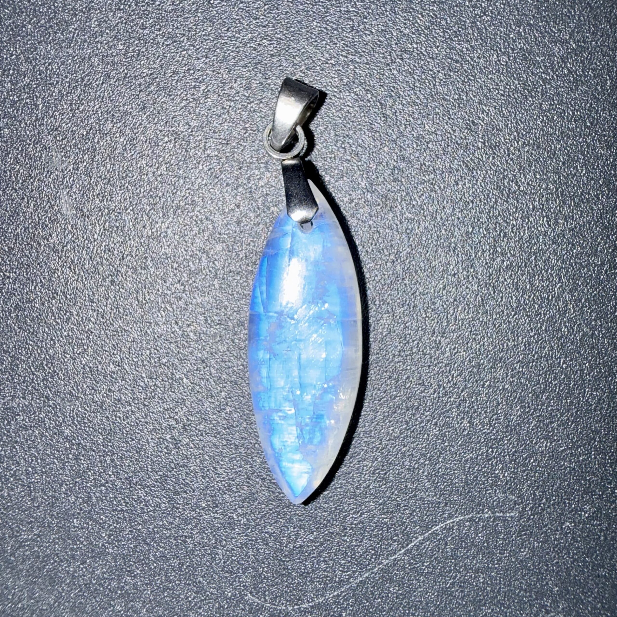 Pendentif poli en Pierre de lune – féminin sacré & développement spirituel