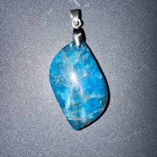 Pendentif poli en Apatite – confiance & communication