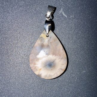 Pendentif poli en Agate fleur de cerisier – renouveau & abondance
