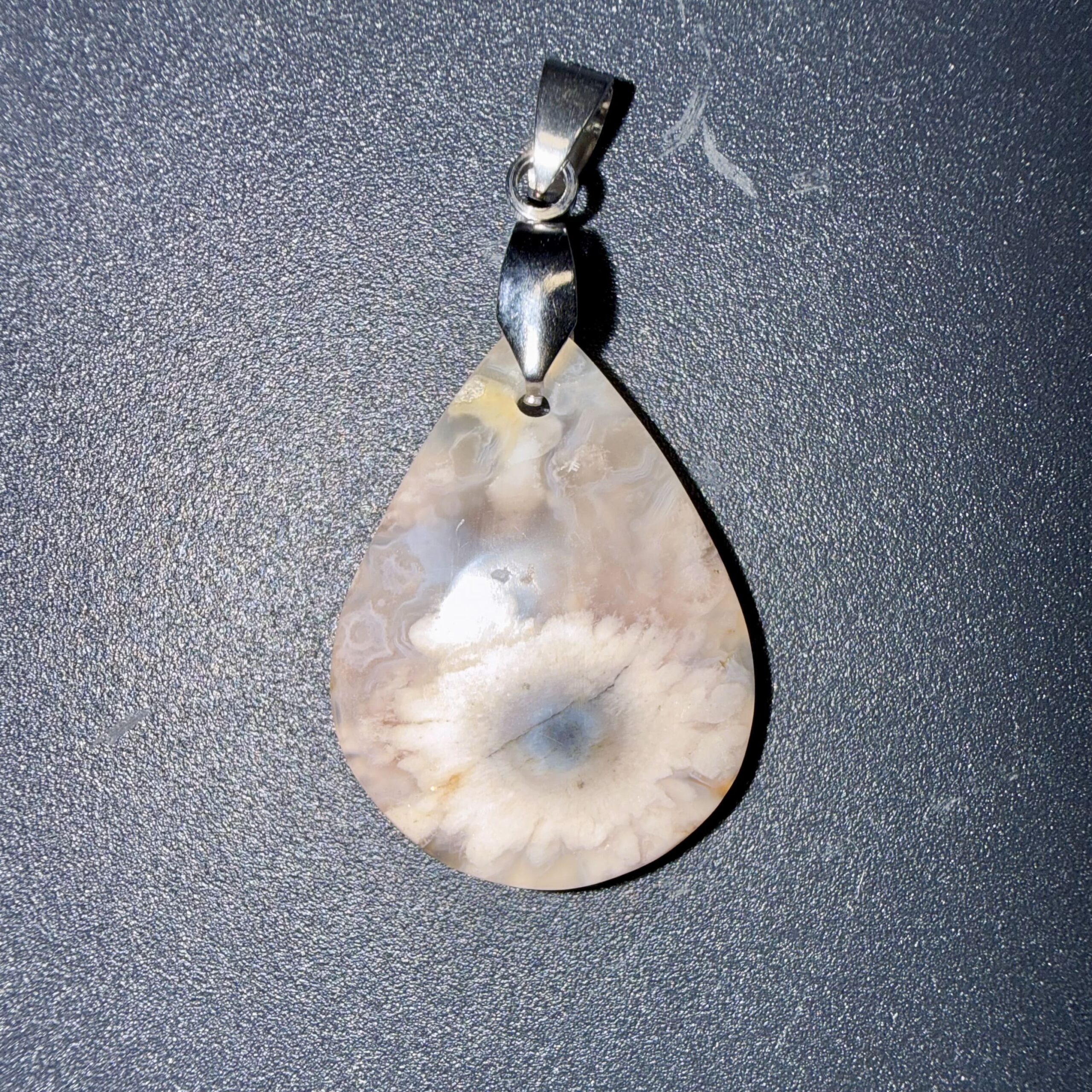 Pendentif poli en Agate fleur de cerisier – renouveau & abondance