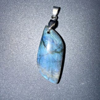 Pendentif poli en Labradorite – harmonisation & protection