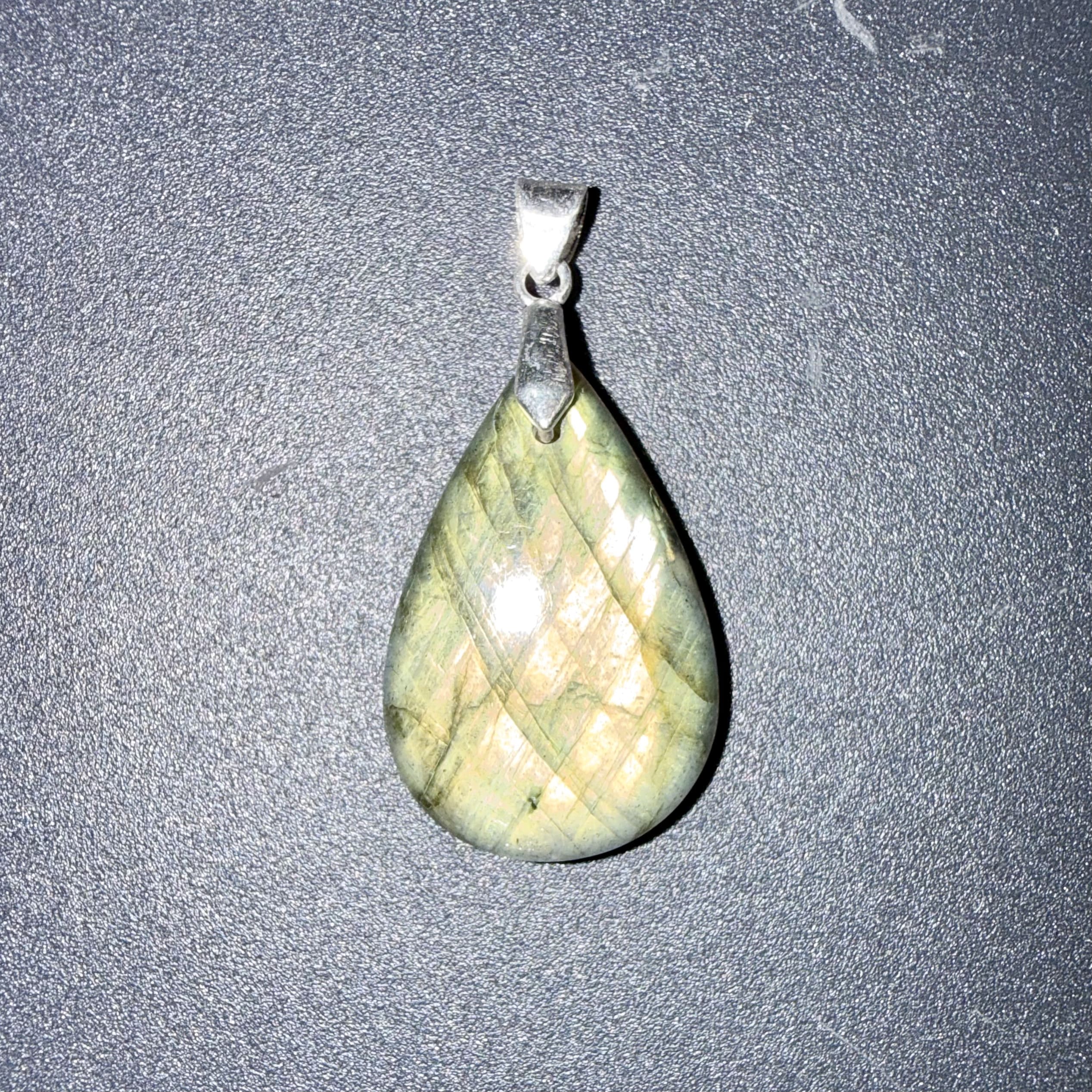 Pendentif poli en Labradorite – harmonisation & protection