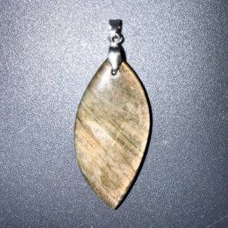 Pendentif poli en Labradorite – harmonisation & protection