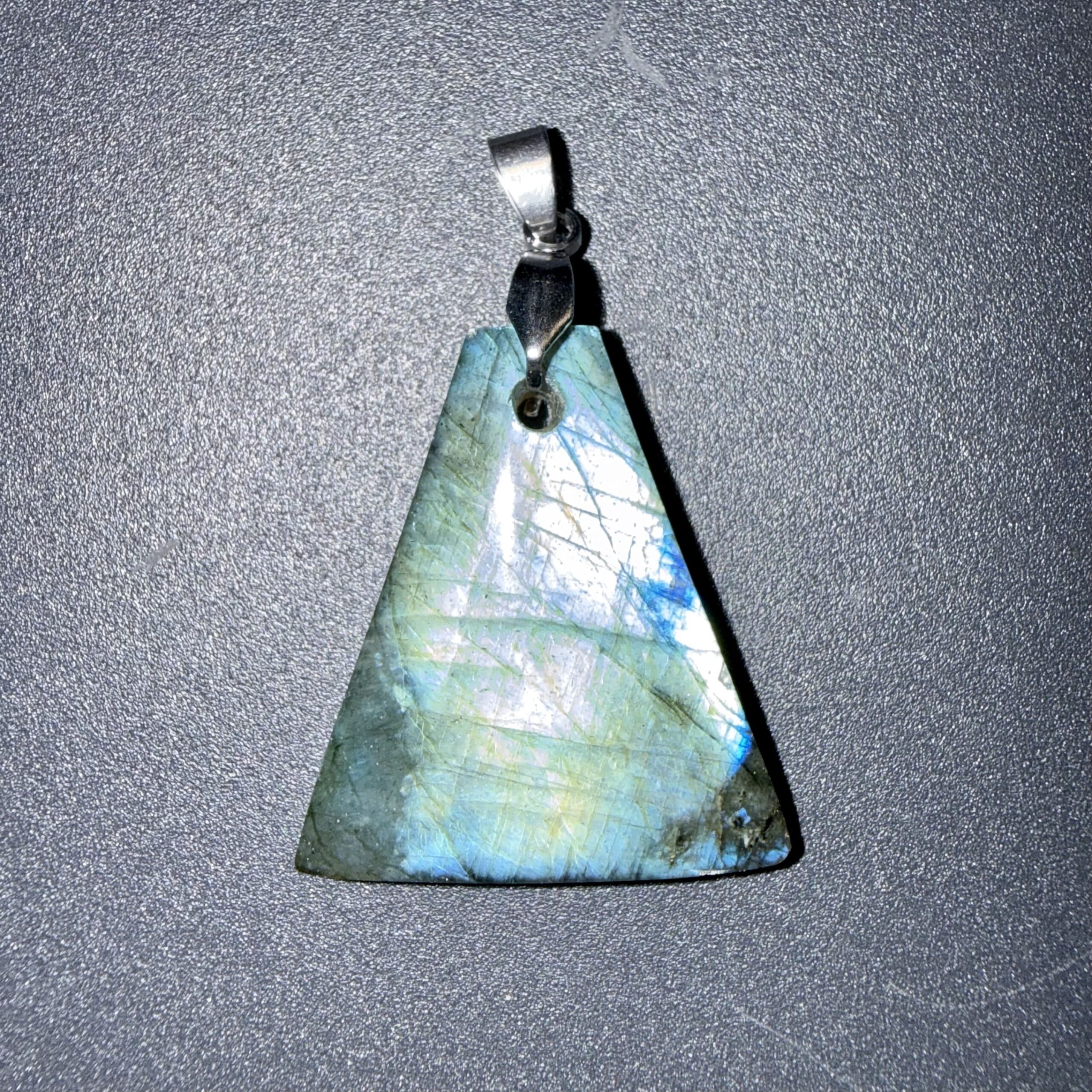 Pendentif poli en Labradorite – harmonisation & protection