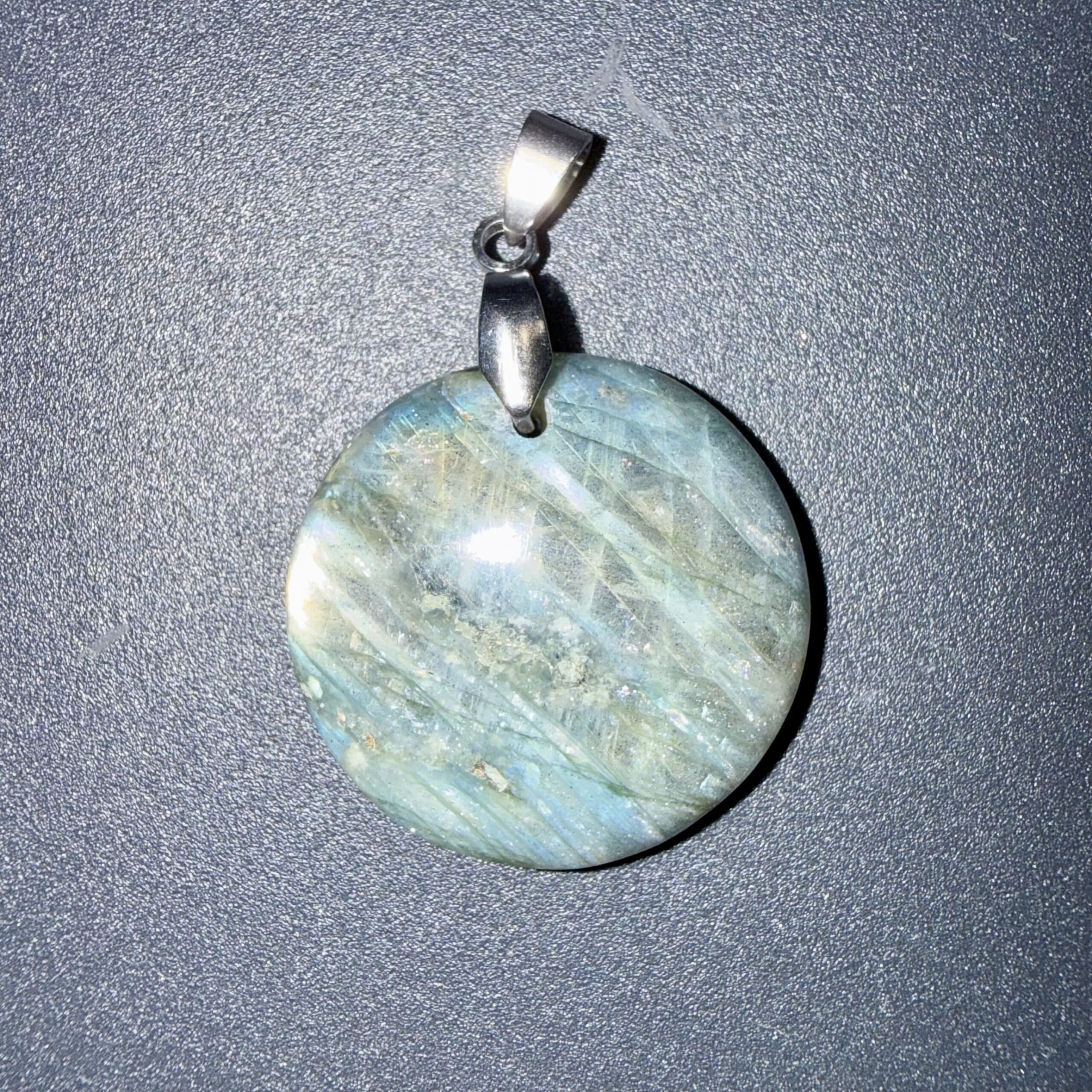 Pendentif poli en Labradorite – harmonisation & protection