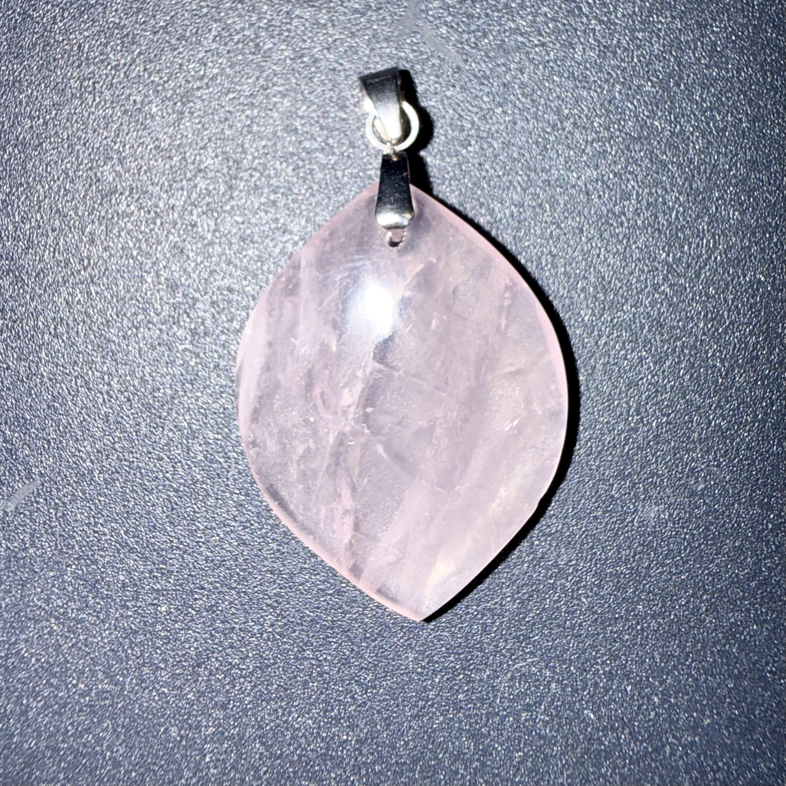 Pendentif poli en Quartz rose – amour & confiance