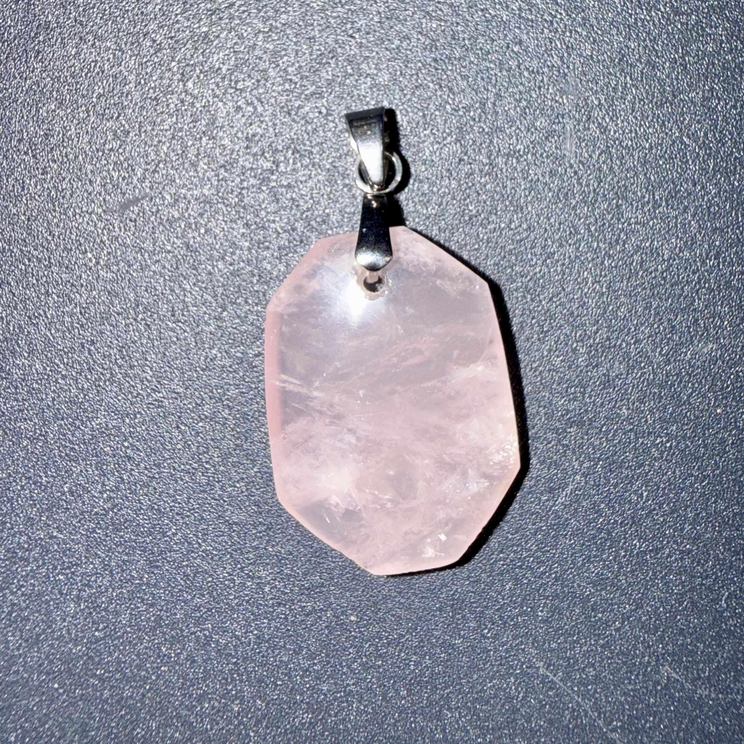 Pendentif poli en Quartz rose – amour & confiance
