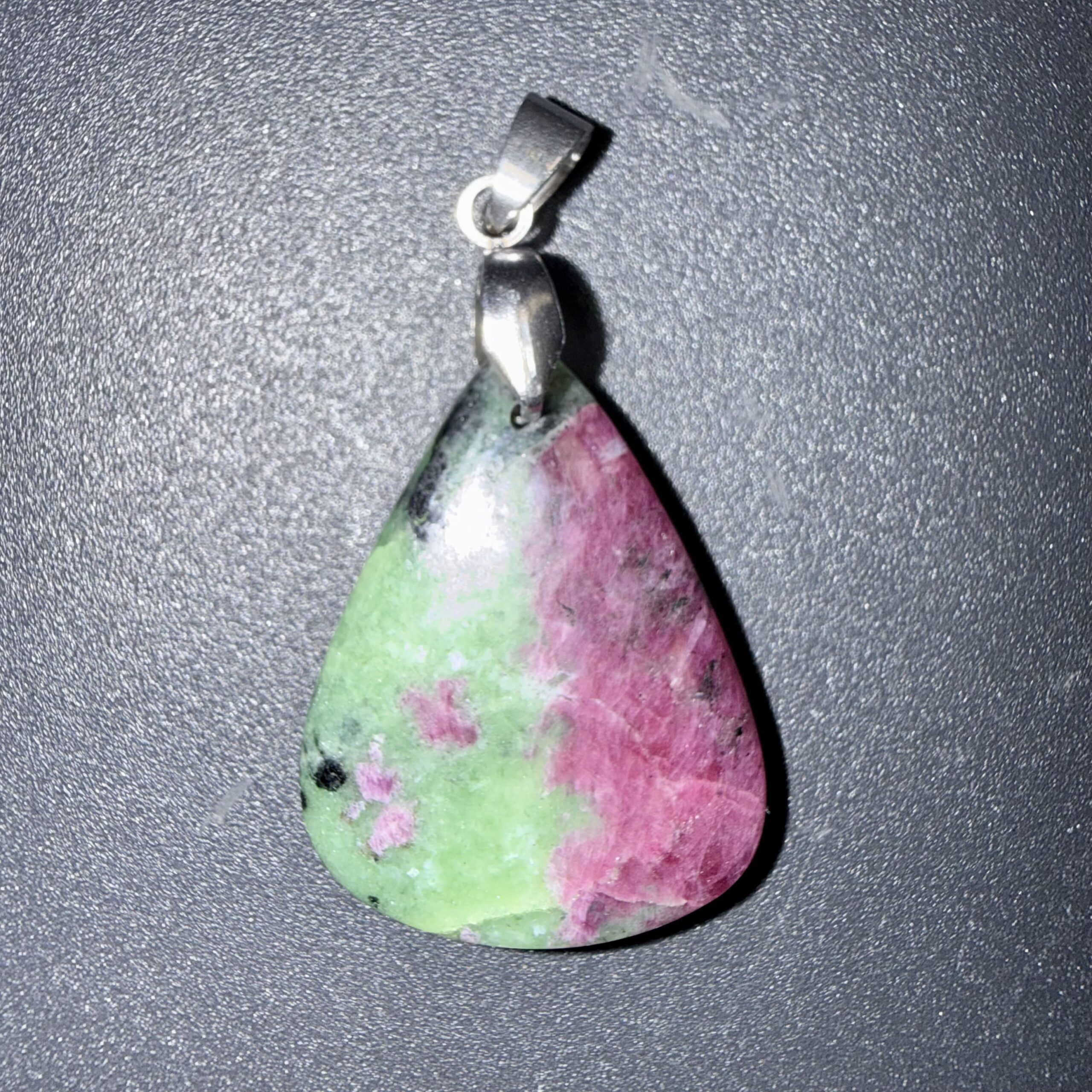 Pendentif poli en Rubis zoïsite – énergie vitale & créativité