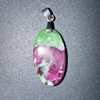 Pendentif poli en Rubis zoïsite – énergie vitale & créativité
