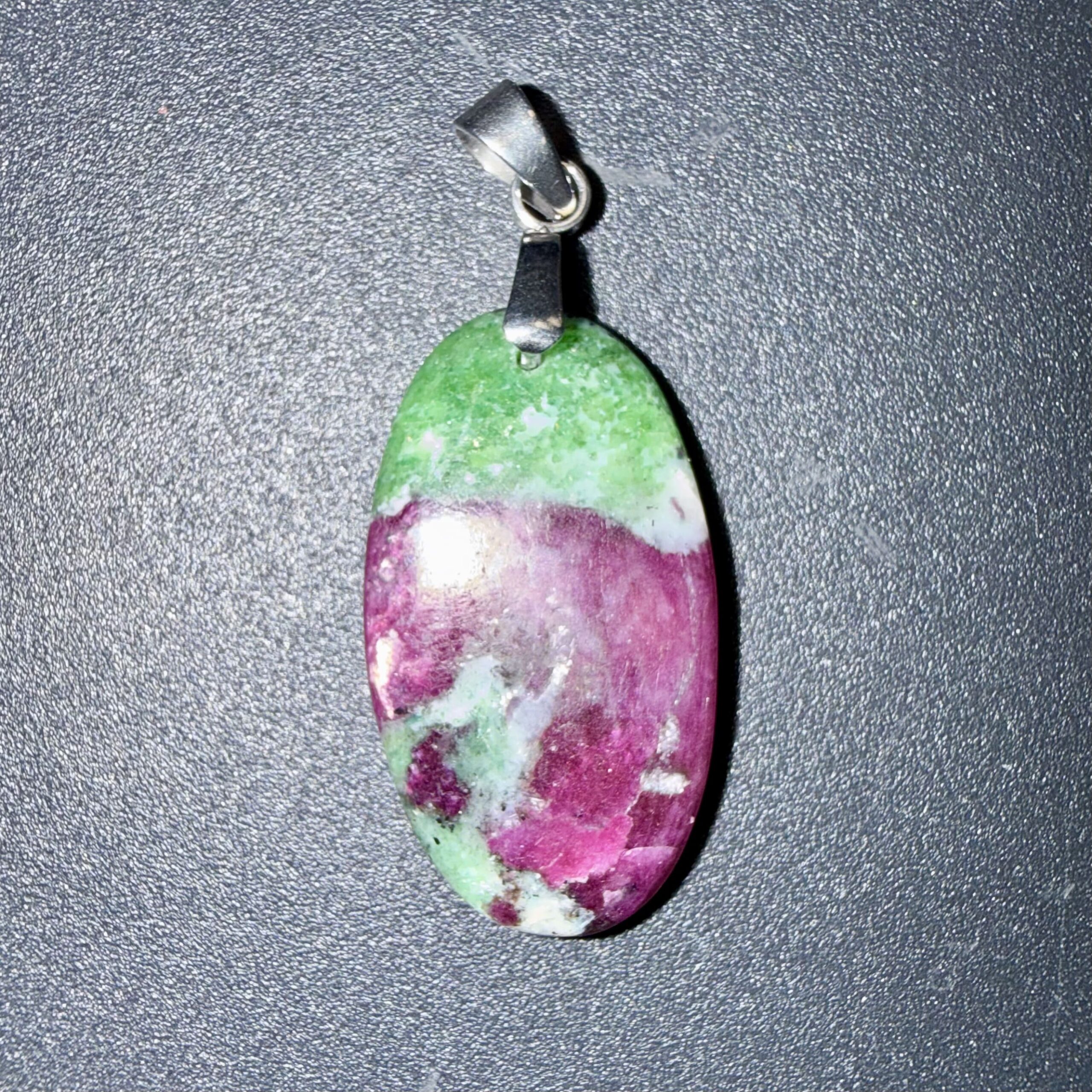 Pendentif poli en Rubis zoïsite – énergie vitale & créativité