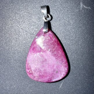 Pendentif poli en Rubis – vitalité & passion