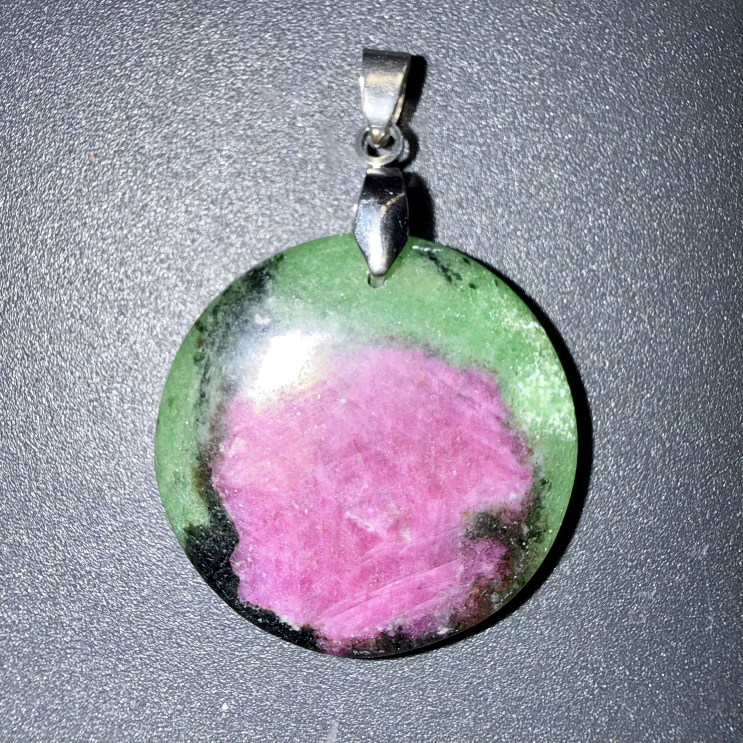 Pendentif poli en Rubis zoïsite – énergie vitale & créativité