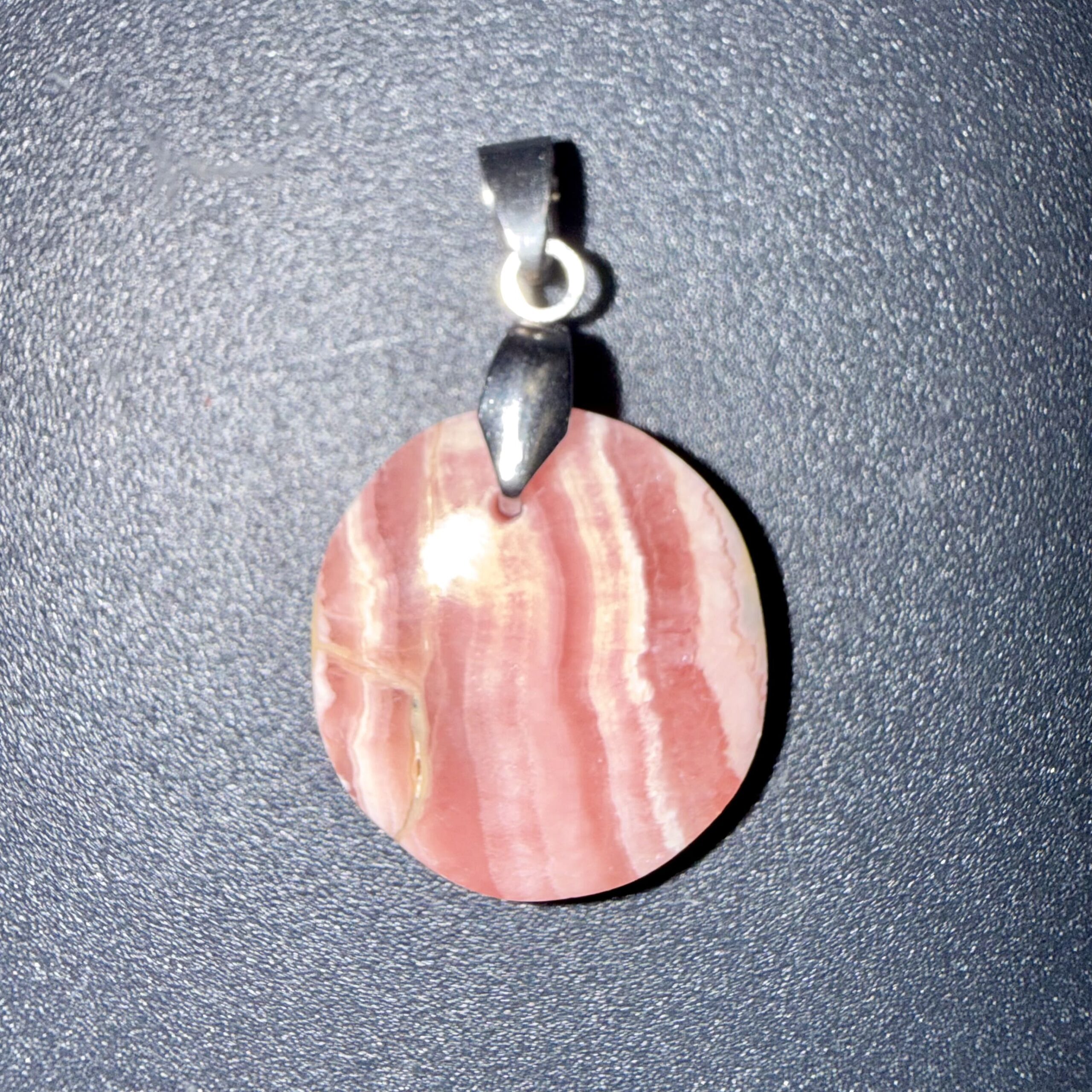 Pendentif poli en Rhodochrosite – renouveau & paix intérieur