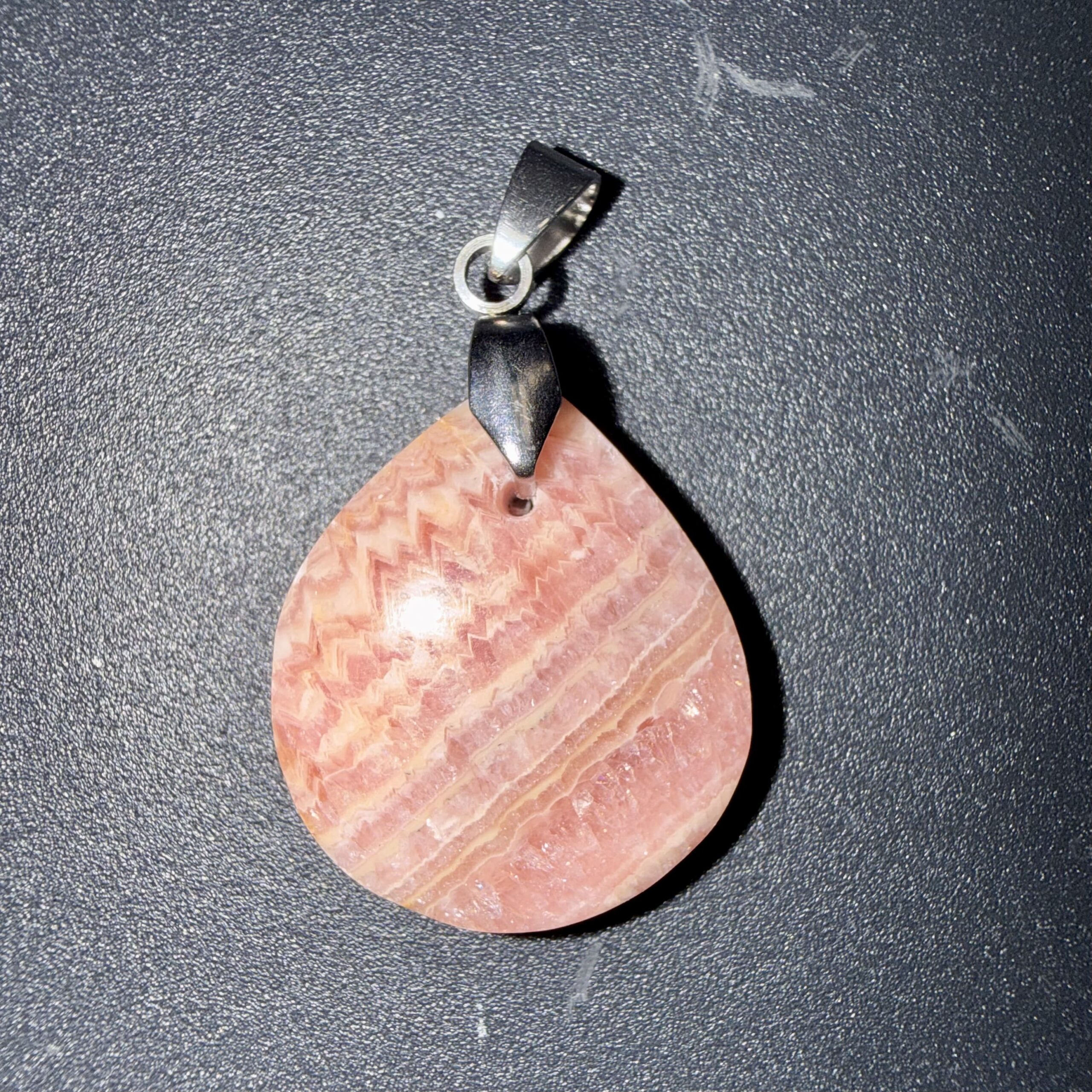Pendentif poli en Rhodochrosite – renouveau & paix intérieur