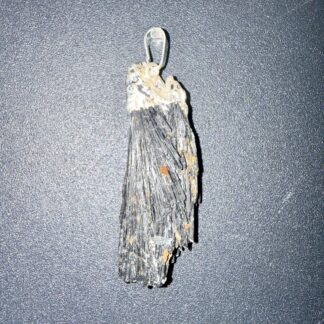 Pendentif brut en Cyanite noire – protection & clarté mentale