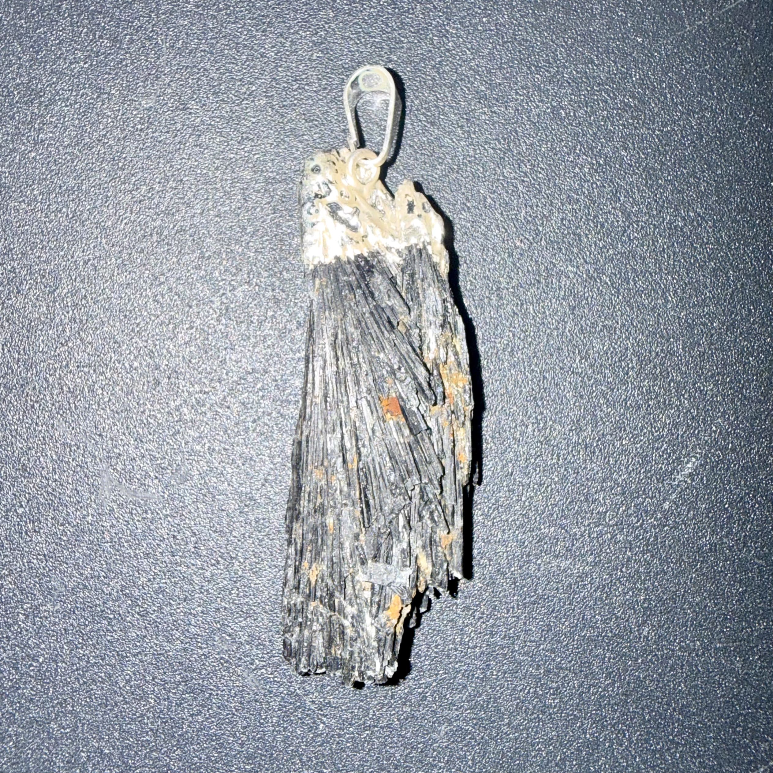 Pendentif brut en Cyanite noire – protection & clarté mentale