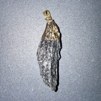 Pendentif brut en Cyanite noire – protection & clarté mental