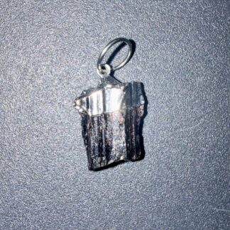 Pendentif brut en Tourmaline noire – protection & ancrage