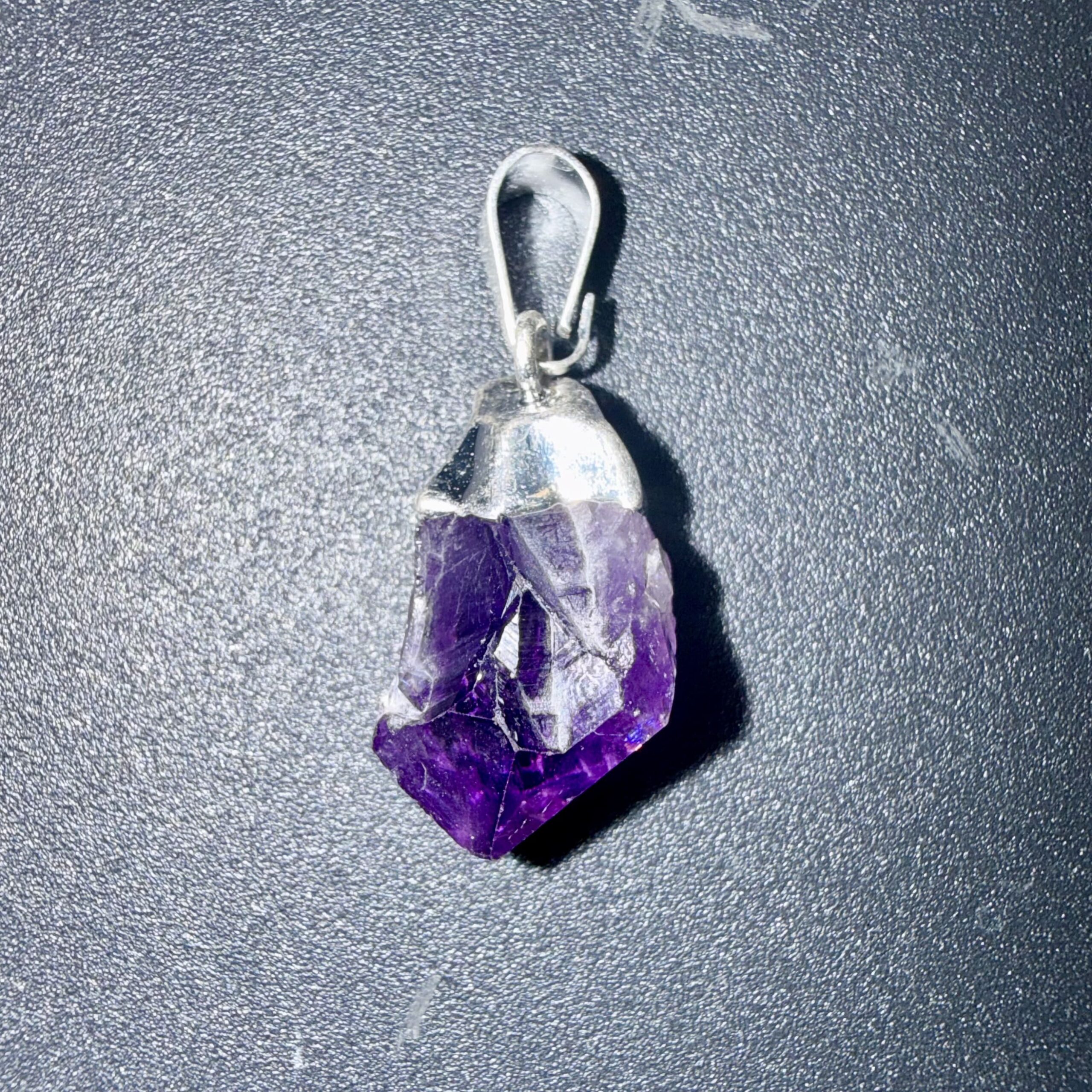 Pendentif brut en Améthyste – apaisement & éveil spirituel
