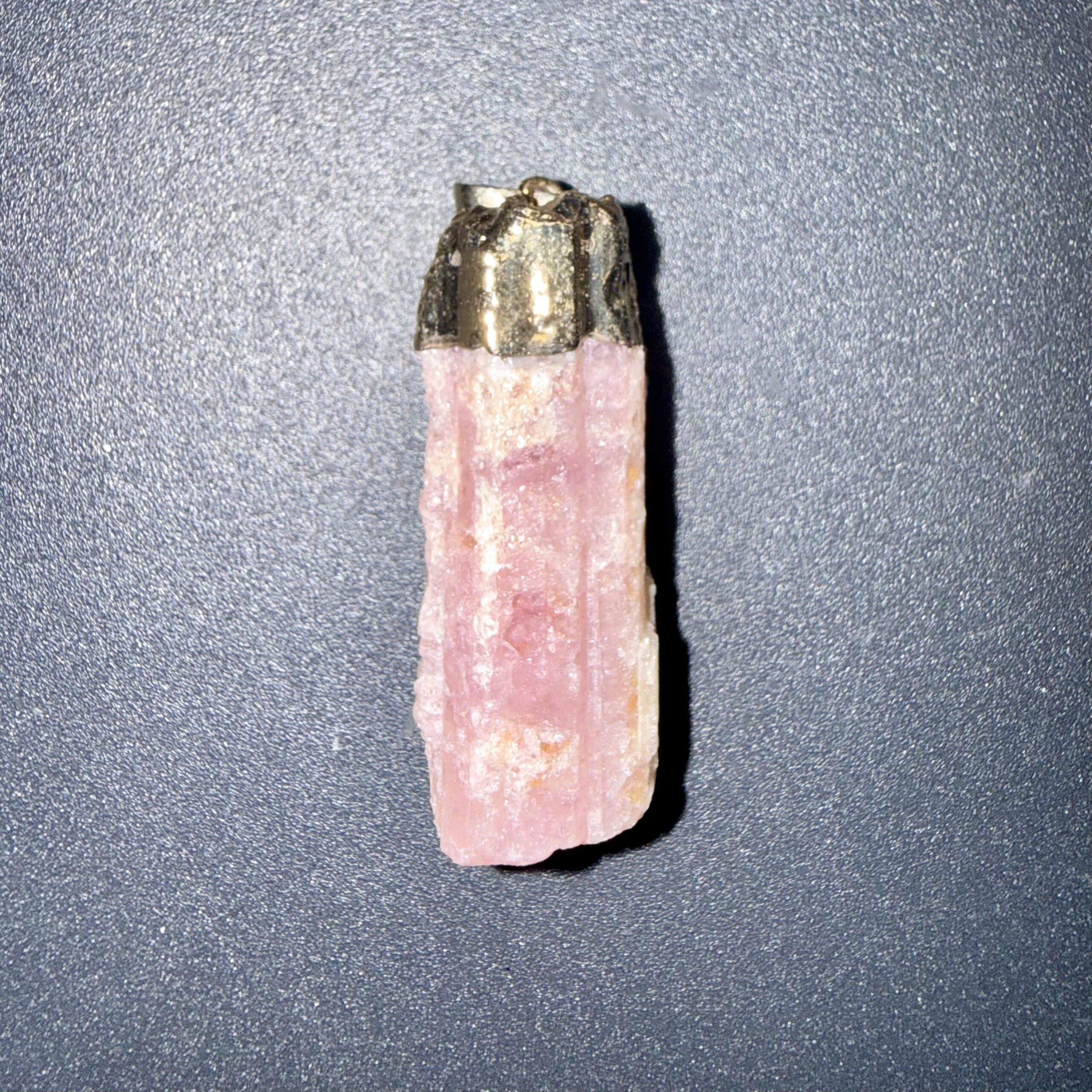 Pendentif brut en Tourmaline rose – amour & renouveau