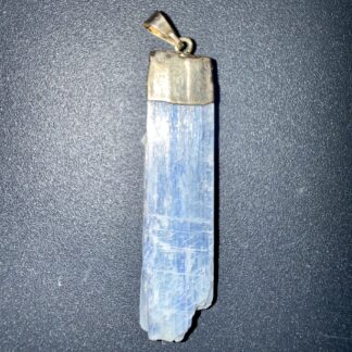 Pendentif brut en Cyanite bleue – méditation & apaisement