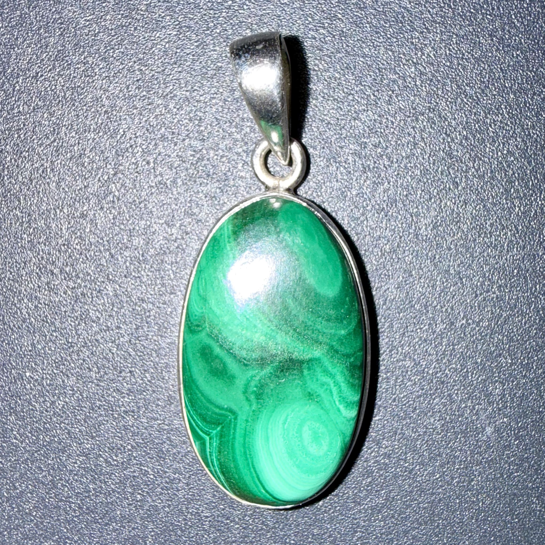 Pendentif en Malachite serti argent 925 – douleur & apaisement