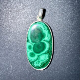 Pendentif en Malachite serti argent 925 – douleur & apaisement