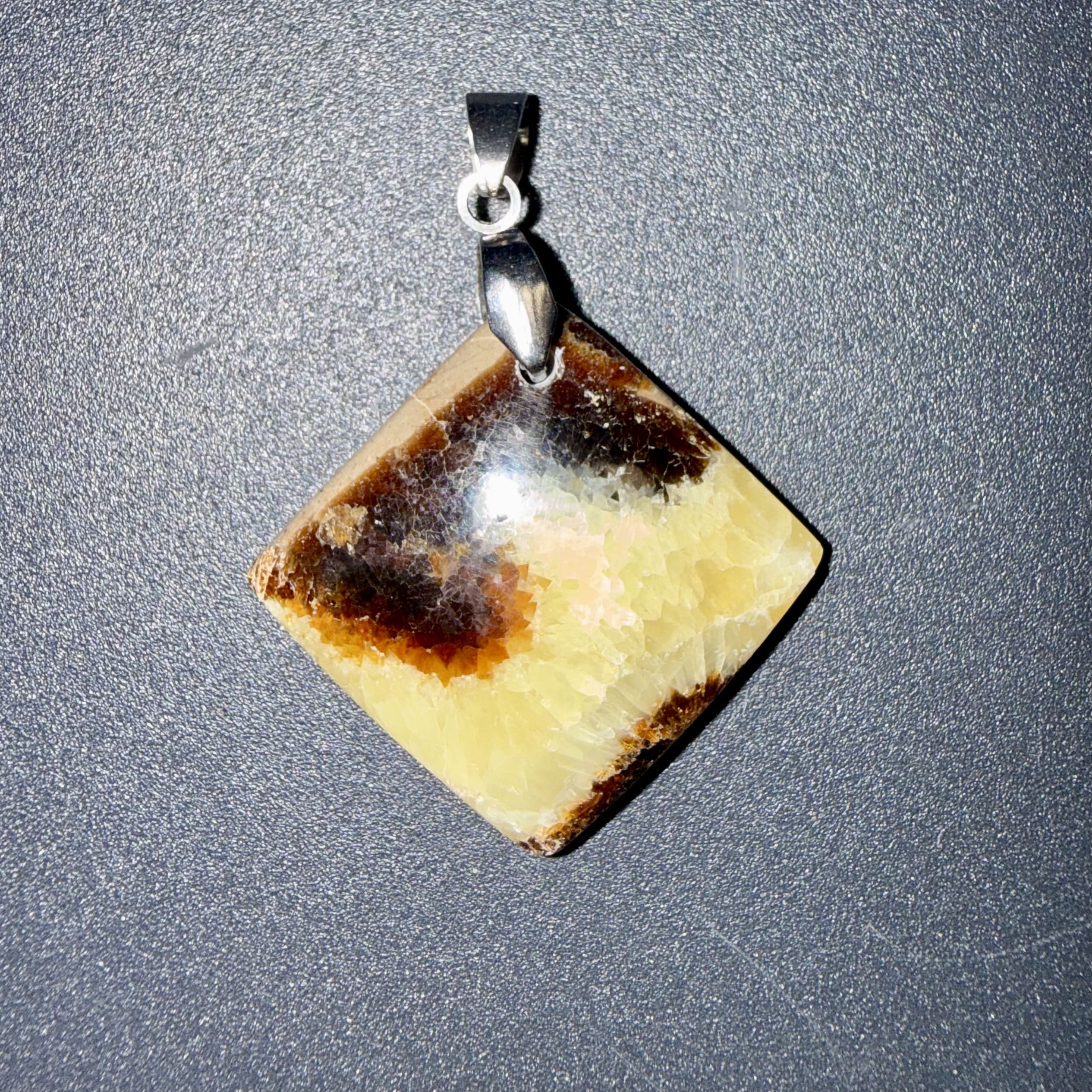 Pendentif poli en Septaria – ancrage & renouveau