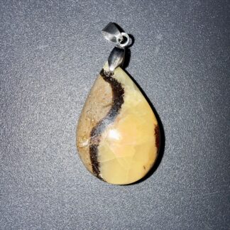 Pendentif poli en Septaria – ancrage & renouveau