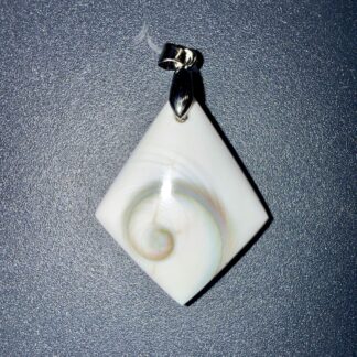 Pendentif poli en Œil de Sainte Lucie – protection & chance
