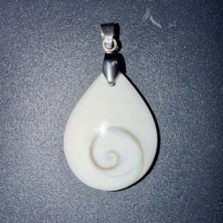 Pendentif poli en Œil de Sainte Lucie – protection & chance