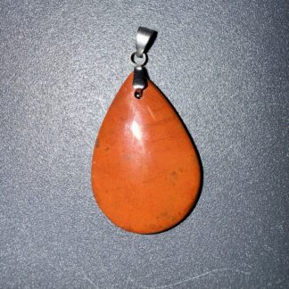 Pendentif poli en Jaspe rouge – dynamisme & ancrage