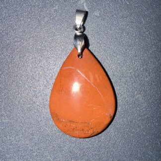 Pendentif poli en Jaspe rouge – dynamisme & ancrage
