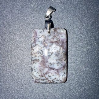 Pendentif poli en Merlinite – équilibre & intuition