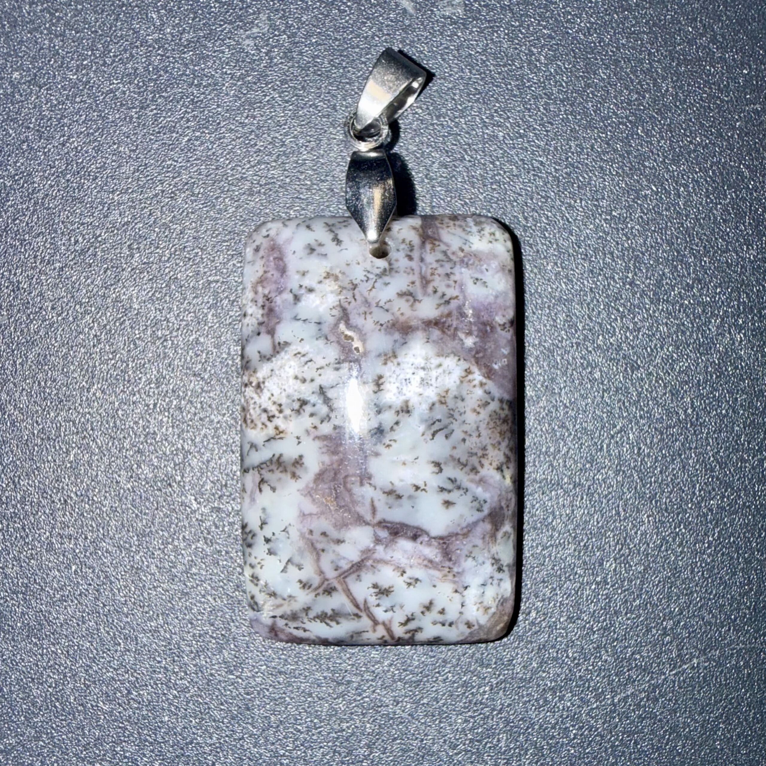 Pendentif poli en Merlinite – équilibre & intuition