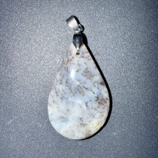 Pendentif poli en Merlinite – équilibre & intuition