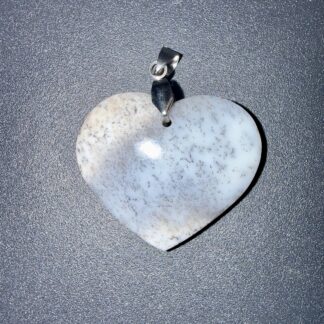 Pendentif poli en Merlinite – équilibre & intuition