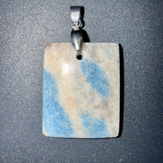 Pendentif poli en Jaspe K2 – ancrage & équilibre