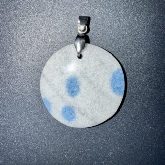 Pendentif poli en Jaspe K2 – ancrage & équilibre