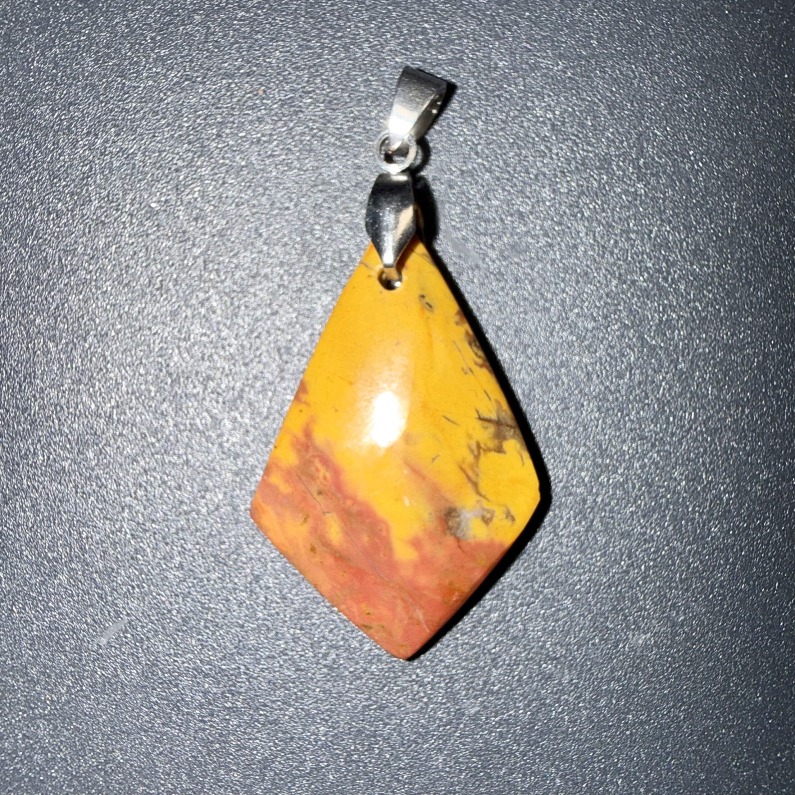 Pendentif poli en Jaspe mokaïte – confiance & vitalité